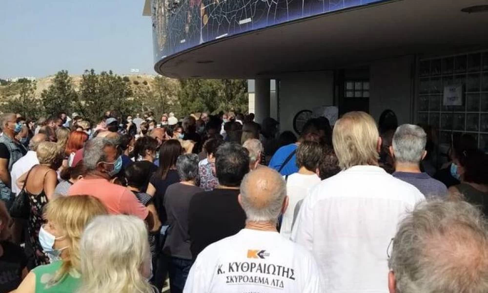 Κύπρος: ''Πατείς με, πατώ σε'' σε εμβολιαστικό κέντρο